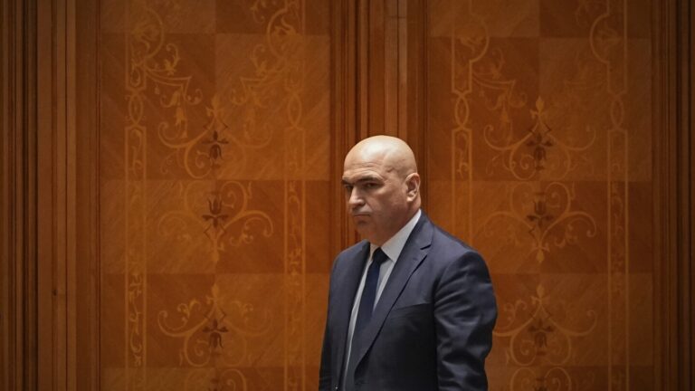 Romanian legislators approve pro european union coalition to resolve ongoing political