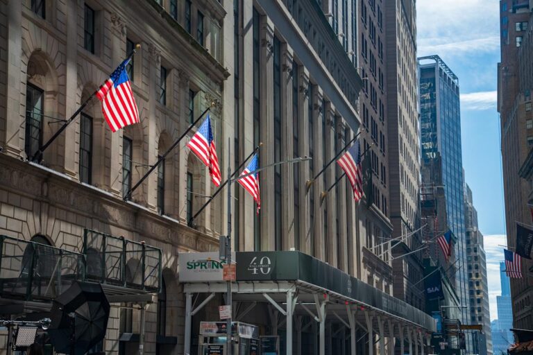 Futures for Dow, S&P 500, and Nasdaq climb as gold prices surge ahead of the release of Fed minutes. Futures for dow, s&p 500, and nasdaq climb as gold