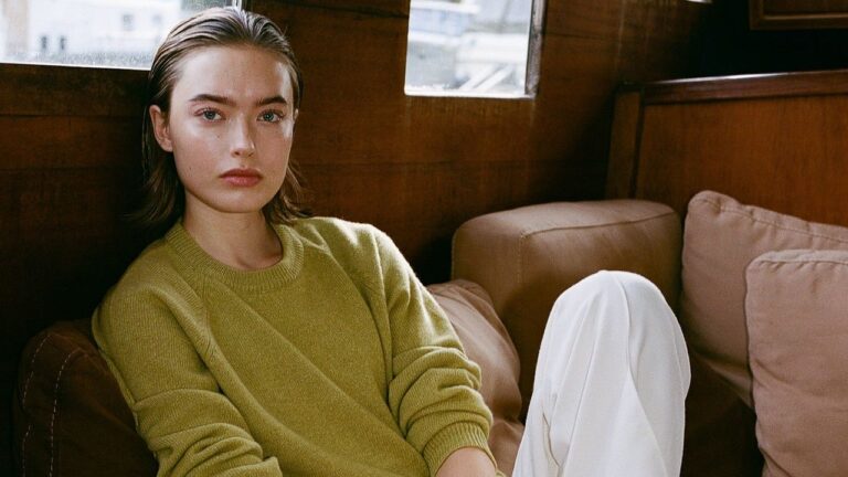 10 Airport Outfit Ideas for Holiday Travel Recommended by Vogue