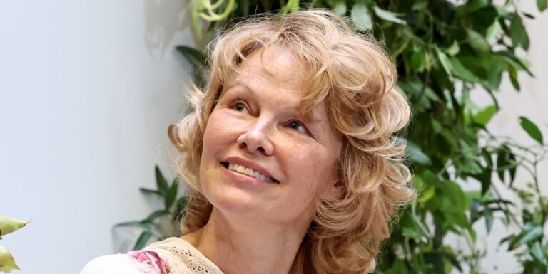 A simple guide to attaining Pamela Anderson's legendary style