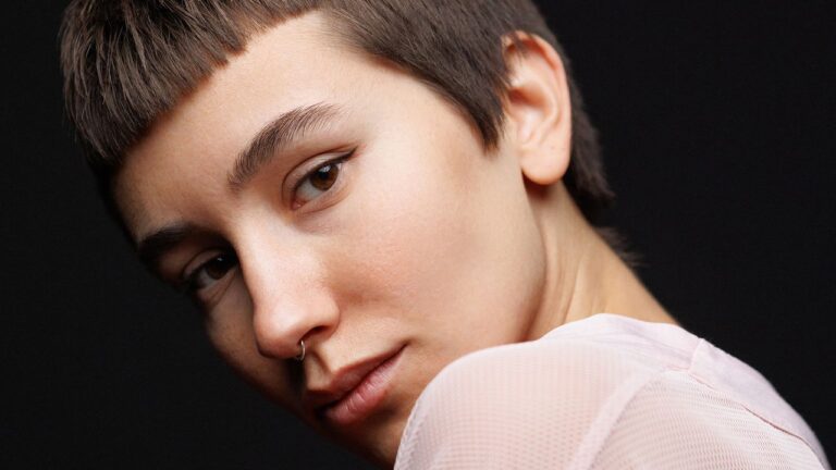 Top Five Eyeliners Recommended by Experts for Hooded Eyes Top Five Eyeliners Recommended by Experts for Hooded Eyes