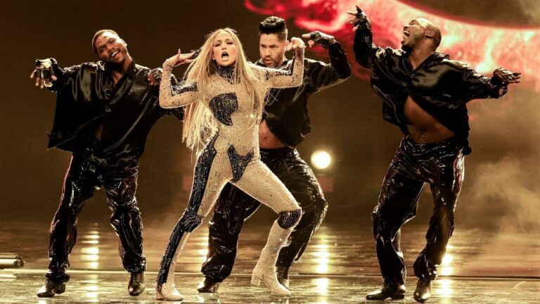 Jennifer Lopez sends a powerful message to men interested in