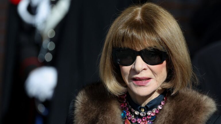 Valentino’s funeral attended by Anna Wintour, Anne Hathaway, and Donatella Versace among others. Valentino's funeral attended by Anna Wintour, Anne Hathaway, and Donatella
