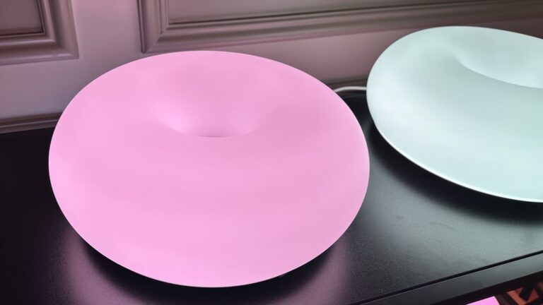 What sets this lamp apart is its gradual color transition