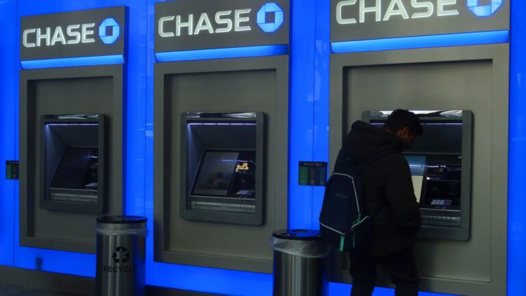 Complete list of opening hours shows which banks and services