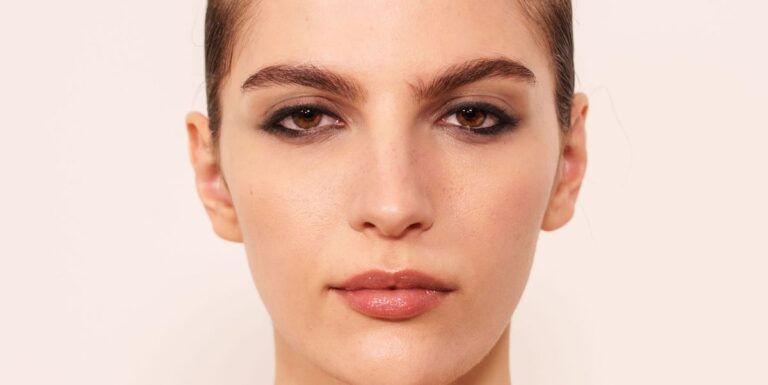 Top smudge resistant eye makeup for hooded eyes